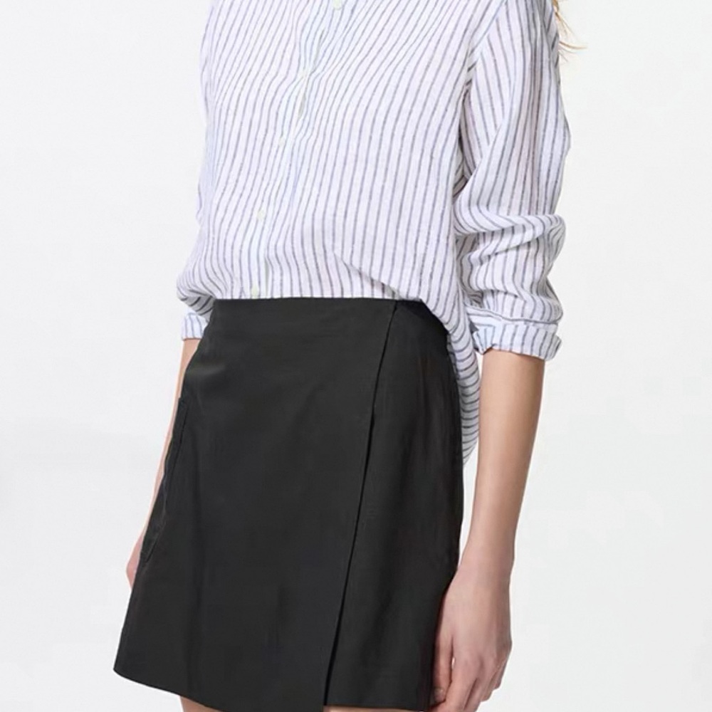 Uniqlo women black short skirt pant. Size M